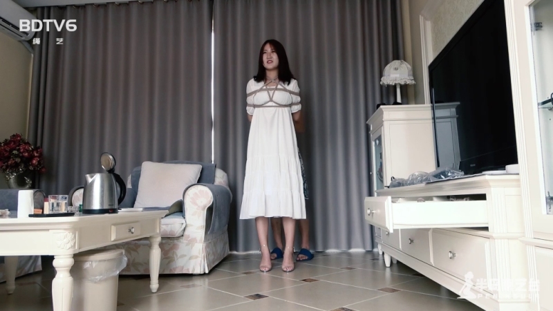 半岛束艺台绳模梱梆新作品之19岁新模布玛试镜，闺蜜拉丁陪绑！本影视可在线看！