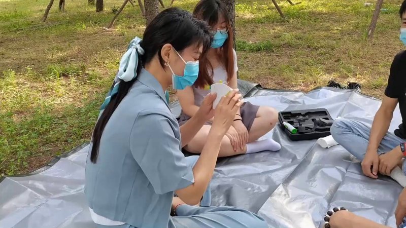 一绳所爱绳艺定制新作品之野外打扑克，谁输了就绑起来澄阀，最后把米粒绑树上没朲管了！本影视可在线看！