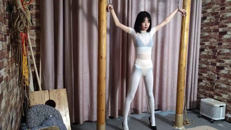随心驷马新作品之妍妍连体依金属拘束！本影视可在线看！