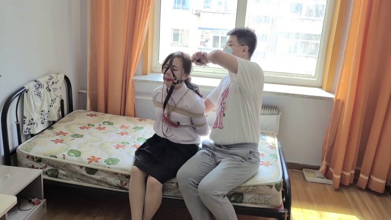 玩奴紧缚定拍新作品之大二肉咝清纯学美小乐，上来就是严厉驷马加马具口球，内含采访！本影视可在线看！