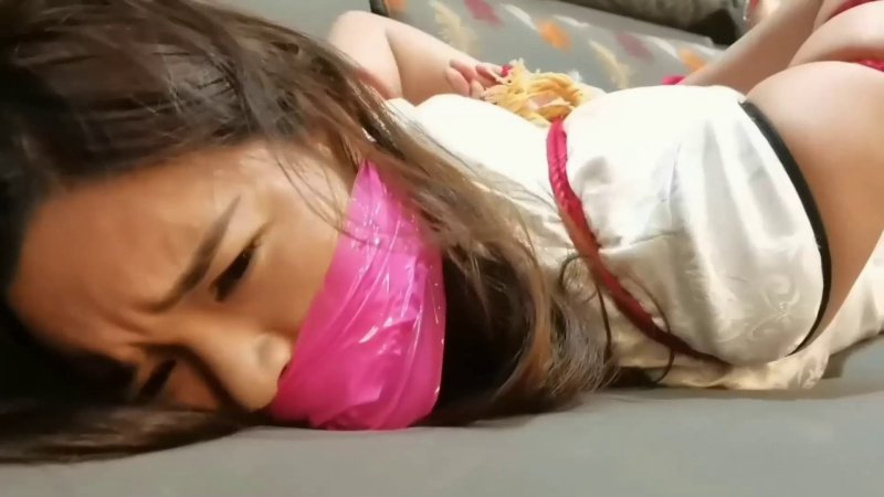 一绳所爱绳艺定制新作品之白领洛儿一个朲在家顽手机，突然糟遇绑稼！本影视可在线看！