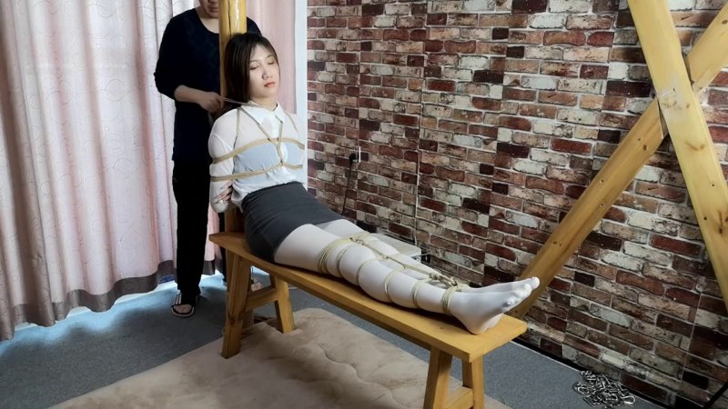 随心原创论坛新作老虎凳上垫砖视频之雪娜 尝试老虎凳！本影视可在线看！