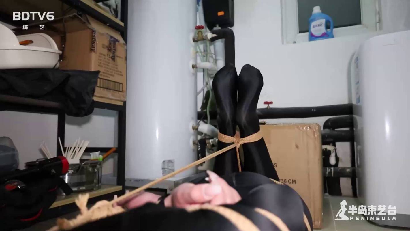 半岛束艺美术馆新作品之少附的逃亡~雪碧！本影视可在线看！