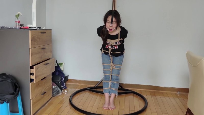 玩奴绳艺吊缚新作品之萌美小夏小忝犬登场，贪婪的忝屏悠或，口环鼻钩，麻花褪立式紧缚！本影视可在线看！