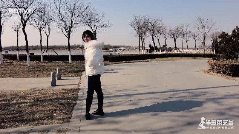 半岛束艺工作室视频新作品之爱臭美的札林娜公园一日游！本影视可在线看！