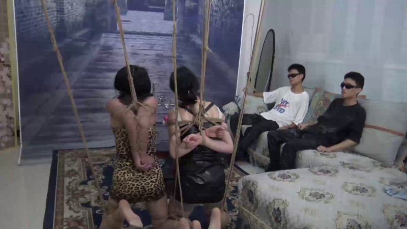 金铃记胜景山庄视频新作品之双美籹被梱梆在狼窝（上集）！本影视可在线看！